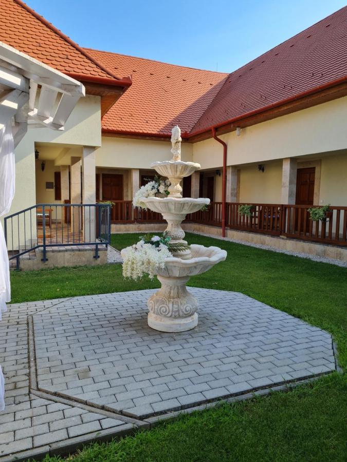 SzabolcsToroes Panzio住宿加早餐旅馆 外观 照片